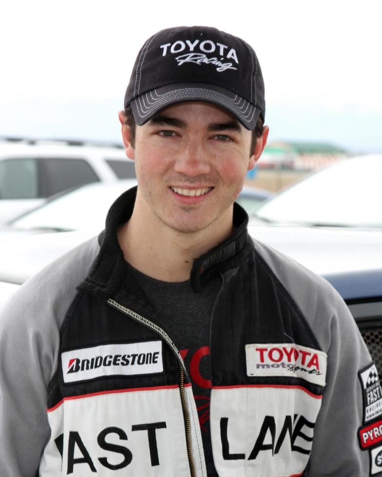 los angeles, 19. märz - kevin jonas bei der toyota pro celebrity race trainingseinheit auf dem willow springs speedway am 19. märz 2011 in rosamond, ca foto