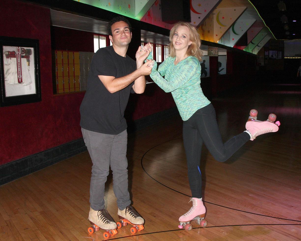 vlos angeles, 3. september - troy gentile, wendi mclendon-covey bei der goldbergs-presseveranstaltung auf der moonlight rollerway am 3. september 2014 in glendale, ca foto