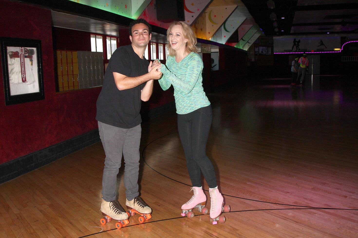 vlos angeles, 3. september - troy gentile, wendi mclendon-covey bei der goldbergs-presseveranstaltung auf der moonlight rollerway am 3. september 2014 in glendale, ca foto