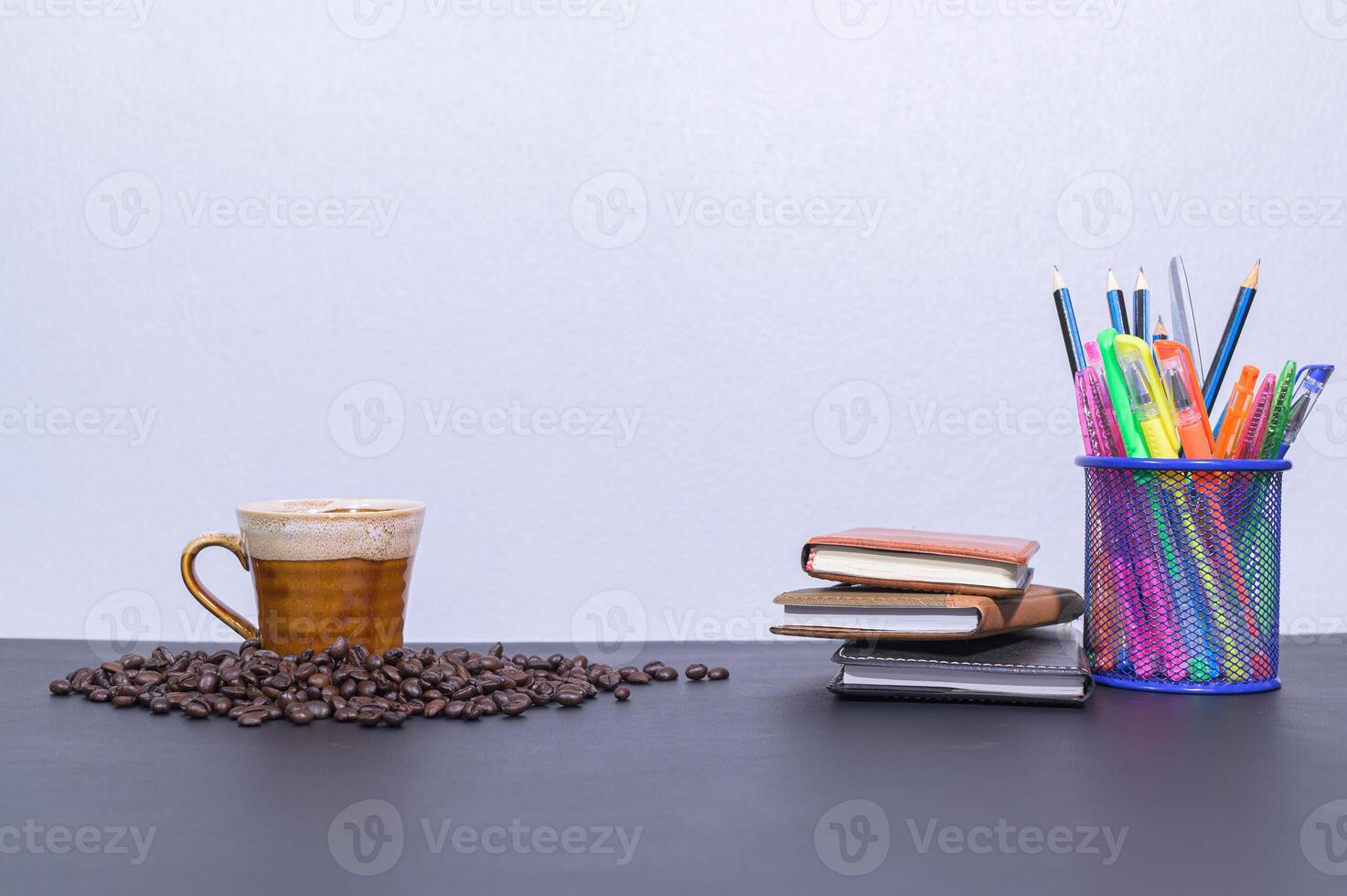 Schreibwaren und Kaffee auf dem Schreibtisch foto