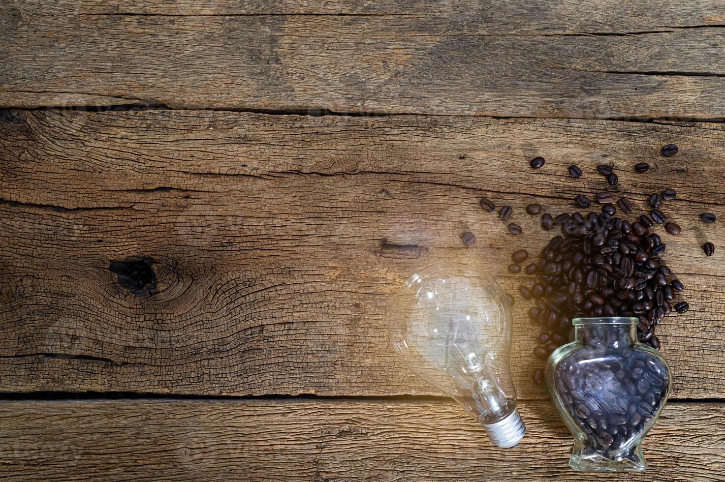 Glühbirne und Kaffeebohnen auf dem Schreibtisch foto