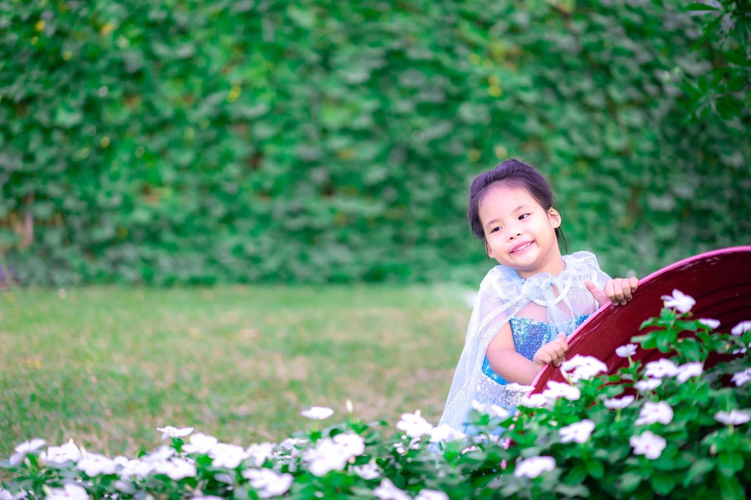 Porträt des niedlichen lächelnden kleinen Mädchens im Prinzessinkostüm foto
