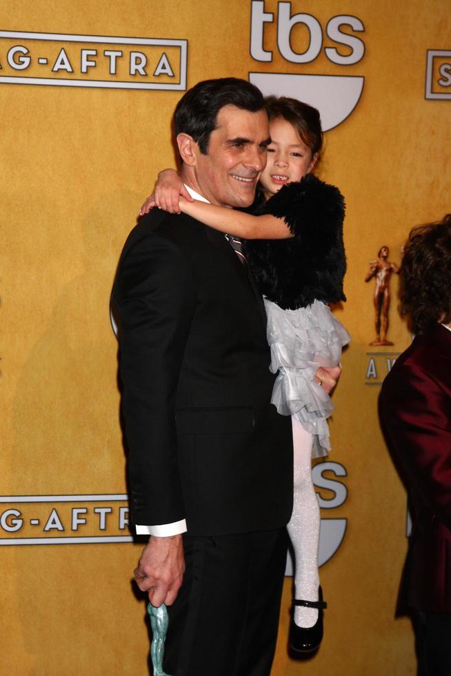 los angeles, 27. jan - ty burrell, aubrey anderson-emmons posieren im presseraum bei den 2013 screen actor s guild awards im shrine auditorium am 27. januar 2013 in los angeles, ca foto