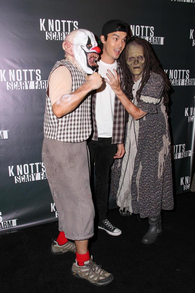 los angeles, 3. oktober - tyler blackburn auf der knott s scary farm prominente vip-eröffnung auf der knott s berry farm am 3. oktober 2014 in buena park, ca foto