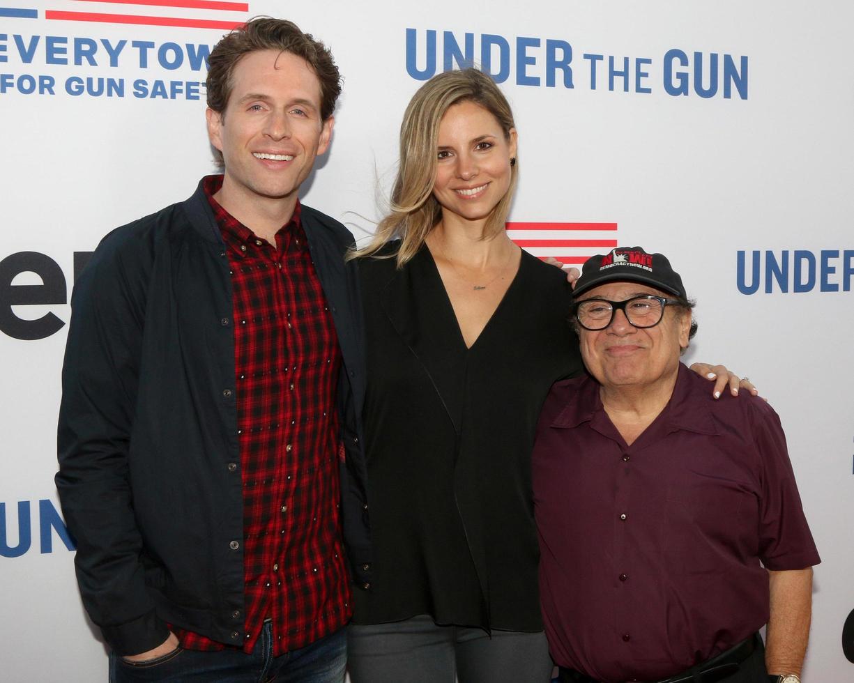 los angeles, 3. mai - glenn howerton, jill latiano, danny devito bei der under the gun-premiere im samuel goldwyn theater am 3. mai 2016 in beverly hills, ca foto