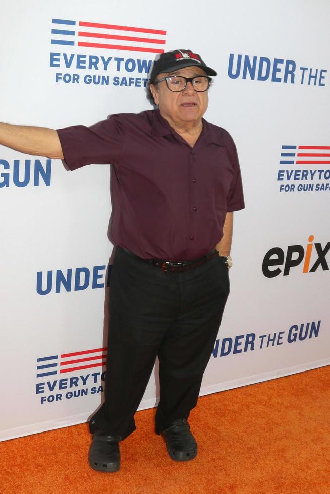 los angeles, 3. mai - danny devito bei der under the gun-premiere im samuel goldwyn theater am 3. mai 2016 in beverly hills, ca foto