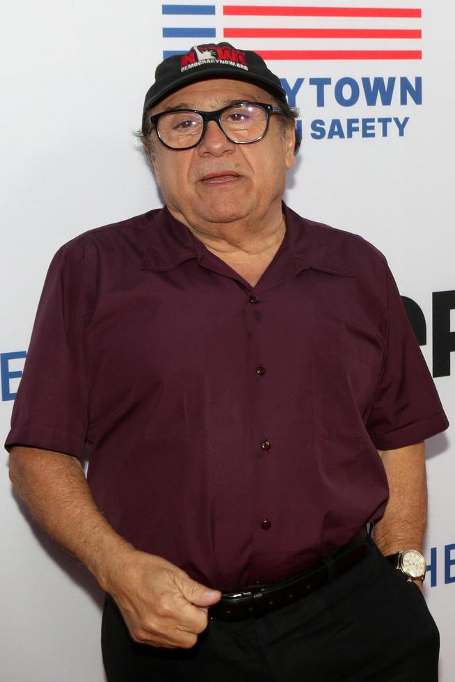 los angeles, 3. mai - danny devito bei der under the gun-premiere im samuel goldwyn theater am 3. mai 2016 in beverly hills, ca foto