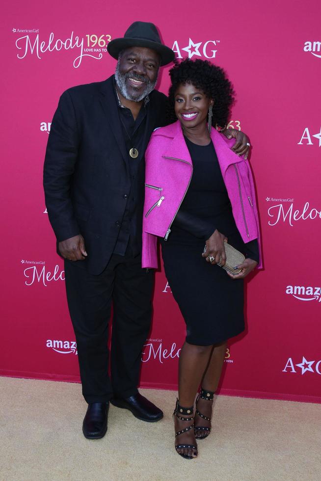 los angeles, 10. oktober - idara victor, frankie faison in the an american girl story, melody 1963 - love has to win premiere in pacific theaters at the grove am 10. oktober 2016 in los angeles, ca foto