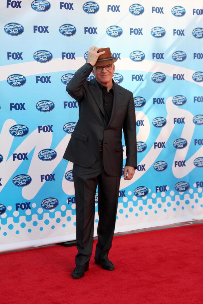 steve martin kommt am 20. mai 2009 im nokia theater in los angeles zum amerian idol staffel 8 finale an foto