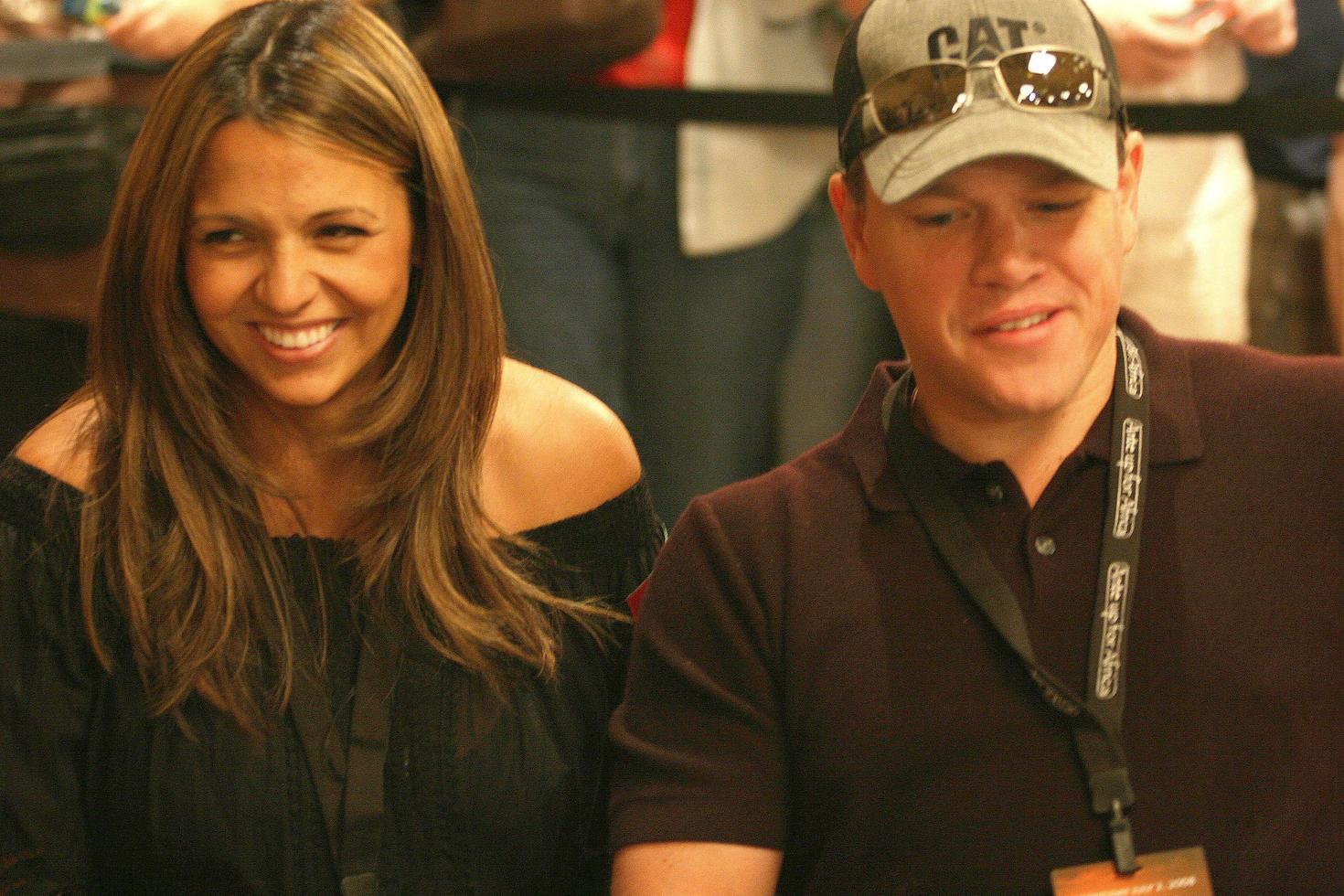 matt damon spielt poker, während seine frau beim ante up for africa poker turnier bei der world series of poker 2008 im rio all-suite hotel and casino in las vegas, nv zuschaut 2. juli 2008 2008 kathy hutchins hutchins foto