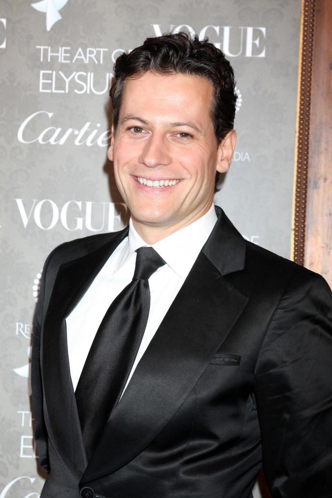 ioan gruffudd kommt am 10. januar 2009 bei der art of elysium 2. jährlichen wohltätigkeitsgala mit schwarzer krawatte im vibiana in los angeles, ca. an. 2008 kathy hutchins hutchins foto