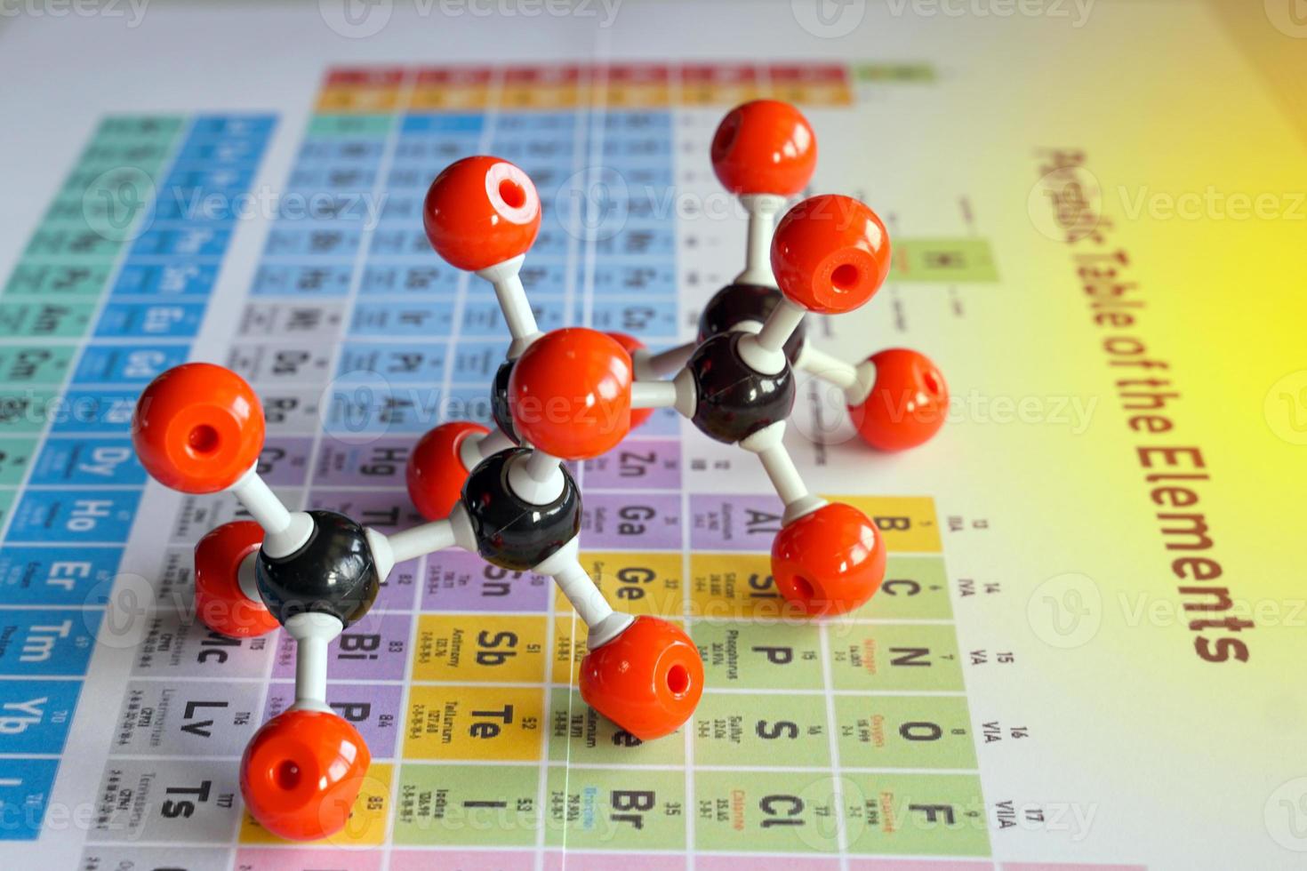 Simulieren Sie die Form kovalenter Moleküle auf einem Hintergrund des Periodensystems. weicher und selektiver Fokus. foto