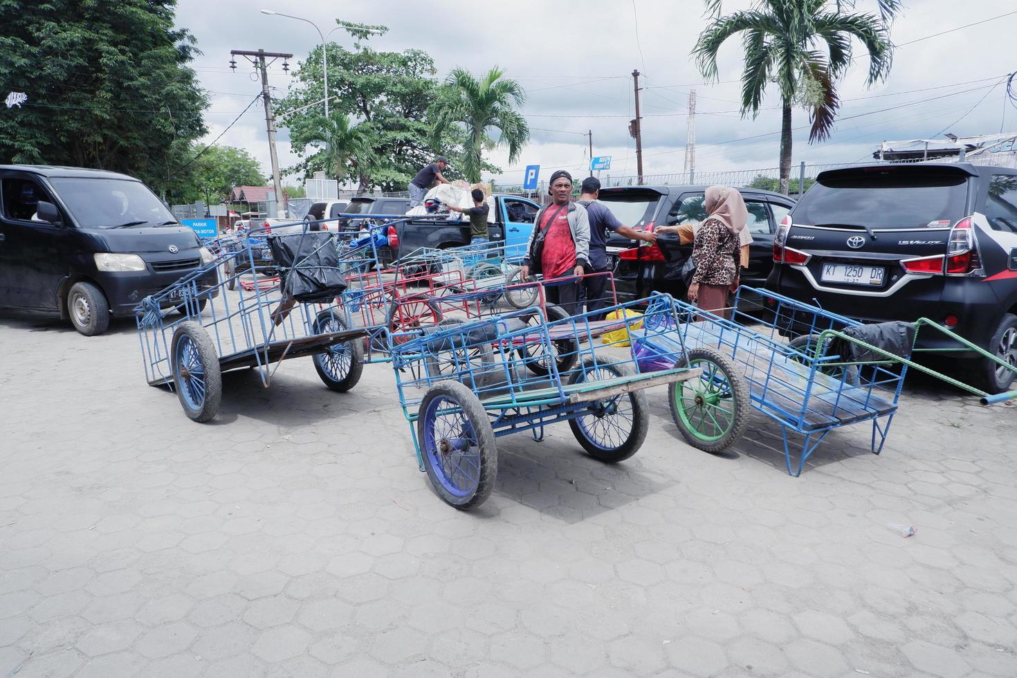 Be- und Entladen von Karren mit Passagiergütern im Hafen von Bontang, Ostkalimantan, Indonesien. 09. November 2022 foto