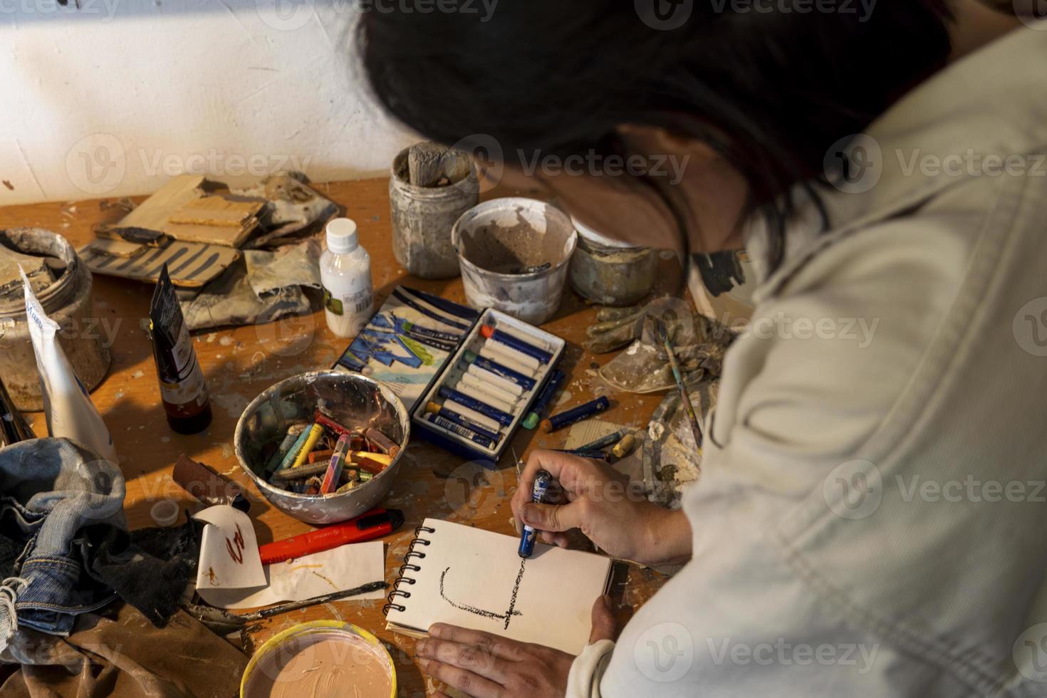 Kunstwerkstatt, unordentliche Objekte, Pinsel, Farbe, alles durcheinander, unorganisiert, Künstlerin foto