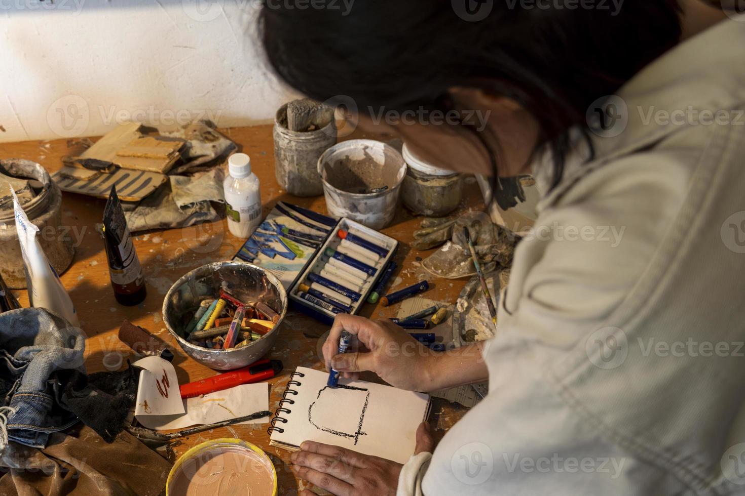 Kunstwerkstatt, unordentliche Objekte, Pinsel, Farbe, alles durcheinander, unorganisiert, Künstlerin foto