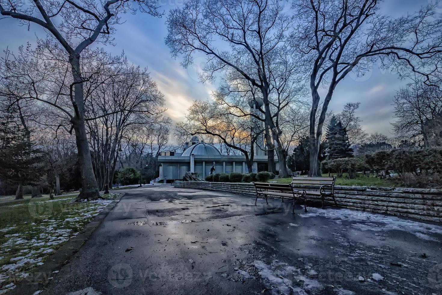 schöner wintersonnenuntergang im meeresgarten in varna, bulgarien foto