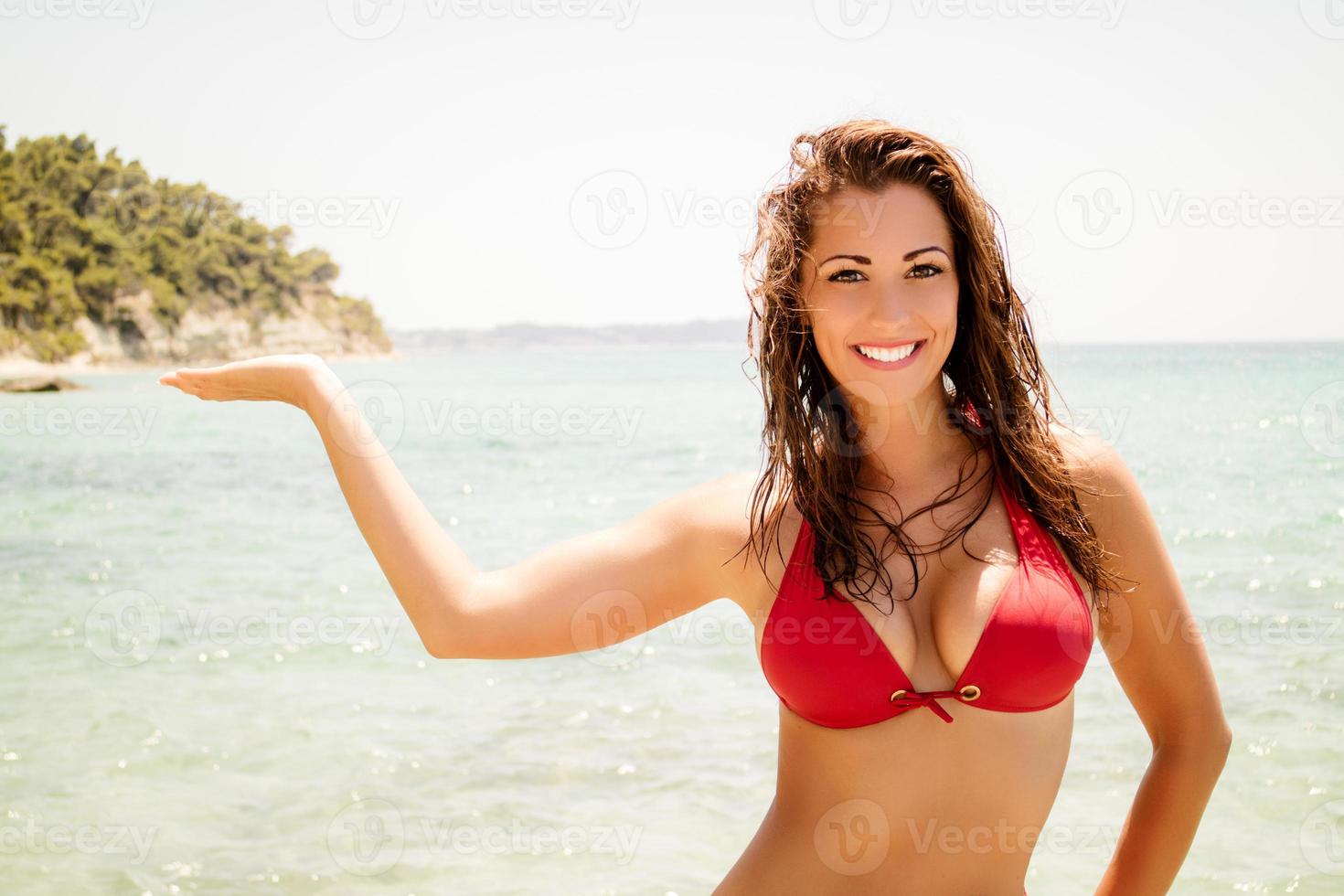 attraktives Mädchen in einem roten Bikini foto