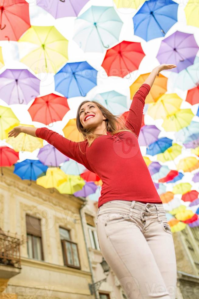 süßes Mädchen in der Regenschirmstraße foto