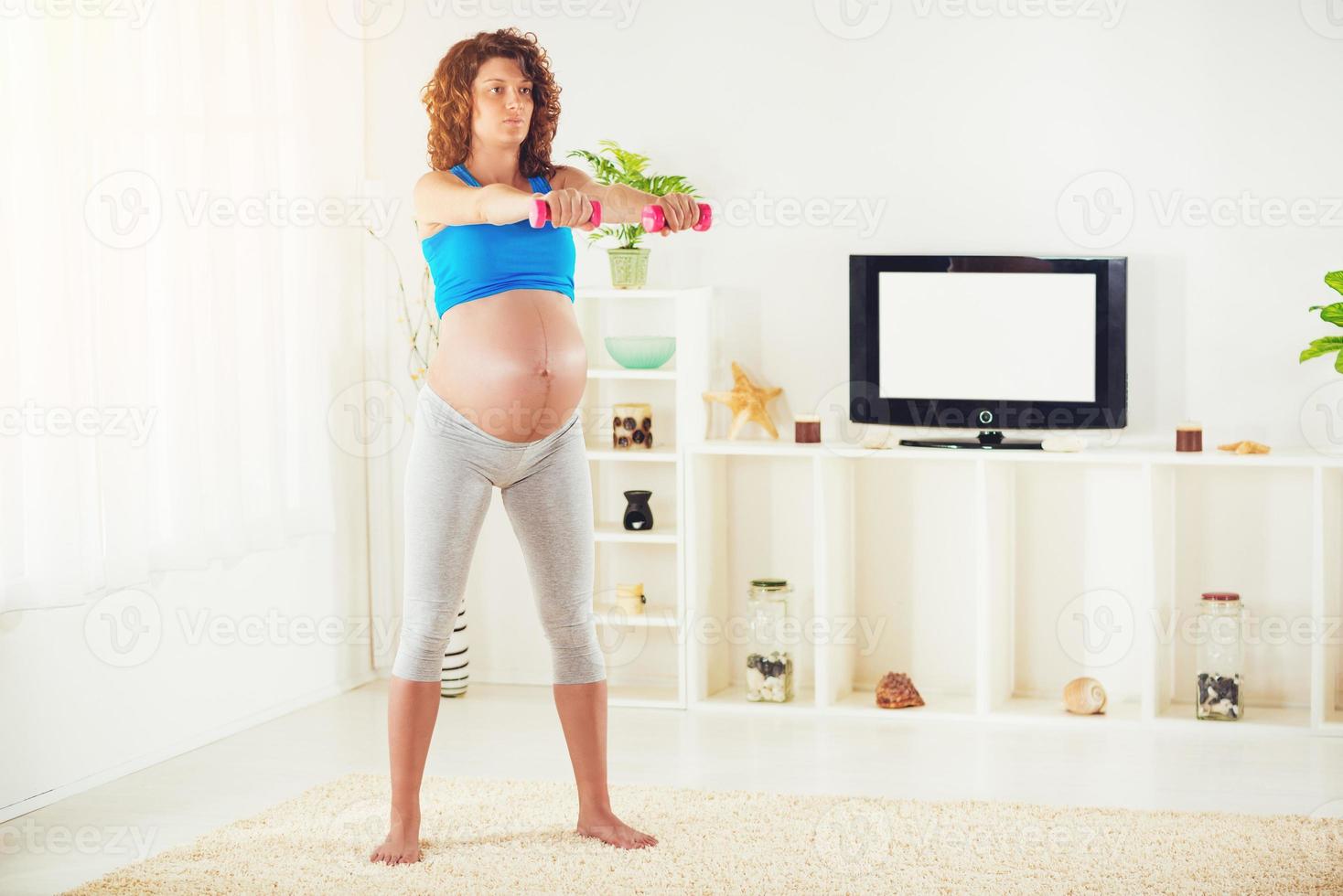 schwangere Frau trainiert foto