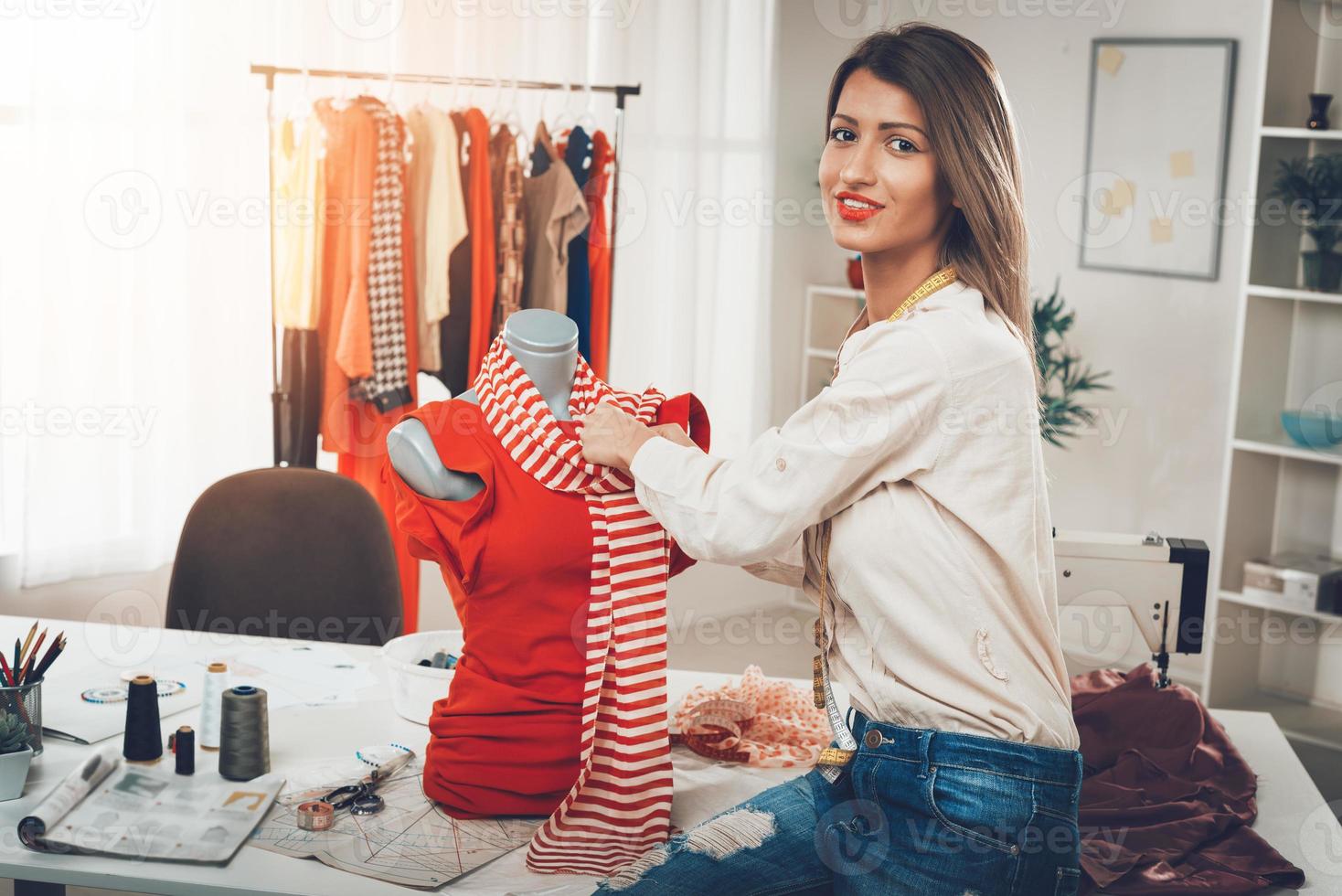 Kleid an einer Schaufensterpuppe herstellen foto