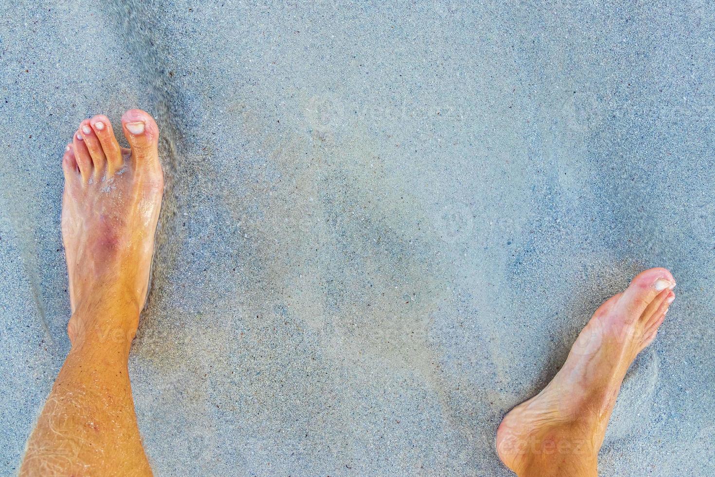 Barfußlaufen am Strandsand am Wasser Mexiko. foto