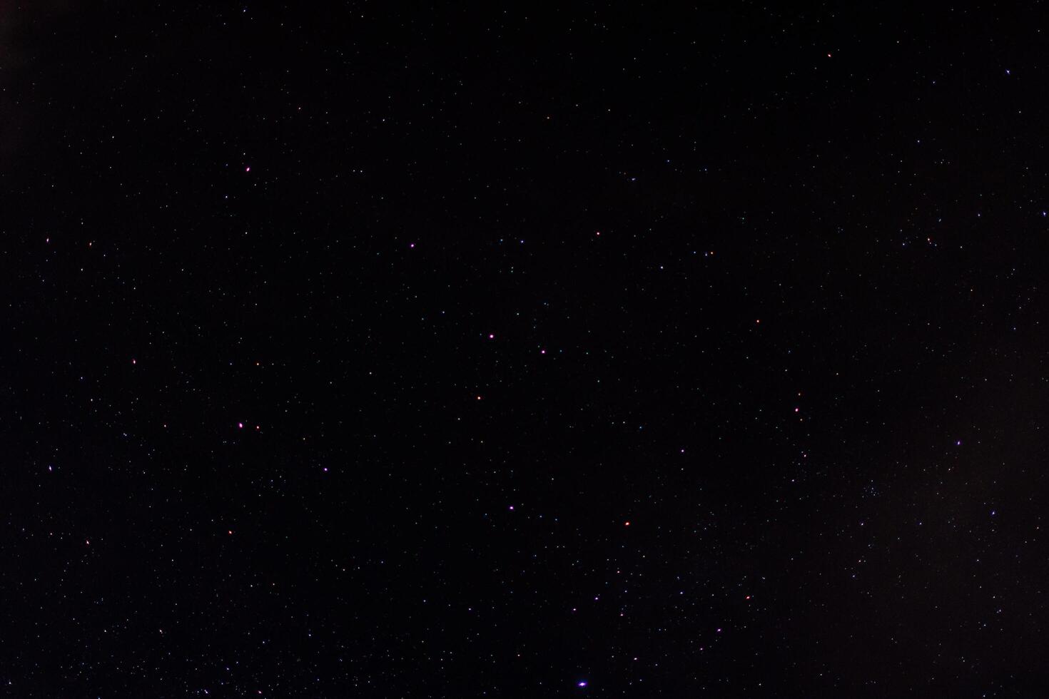 der Himmel, Wolken und Sterne in der Nacht foto