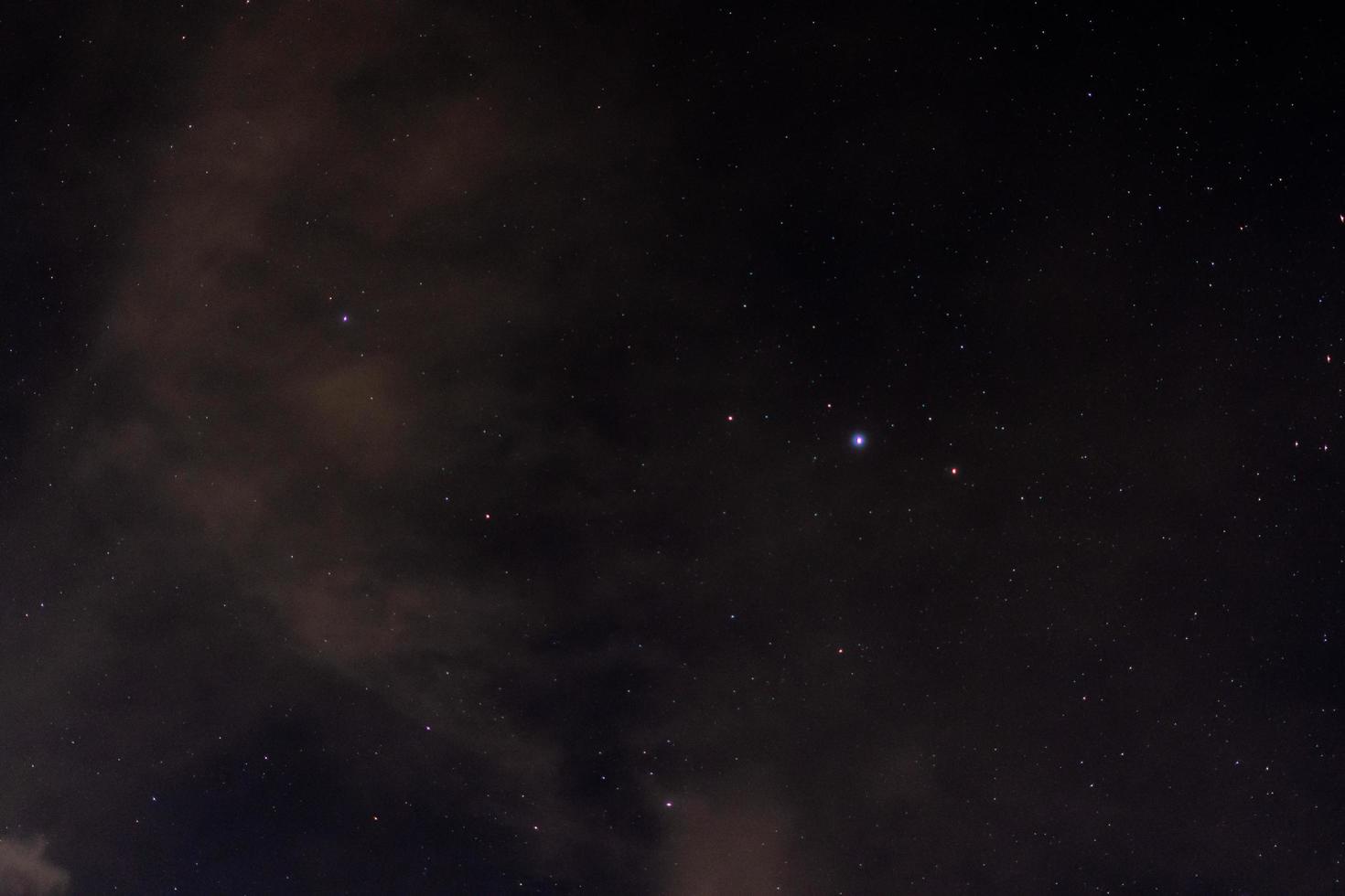 der Himmel, Wolken und Sterne in der Nacht foto