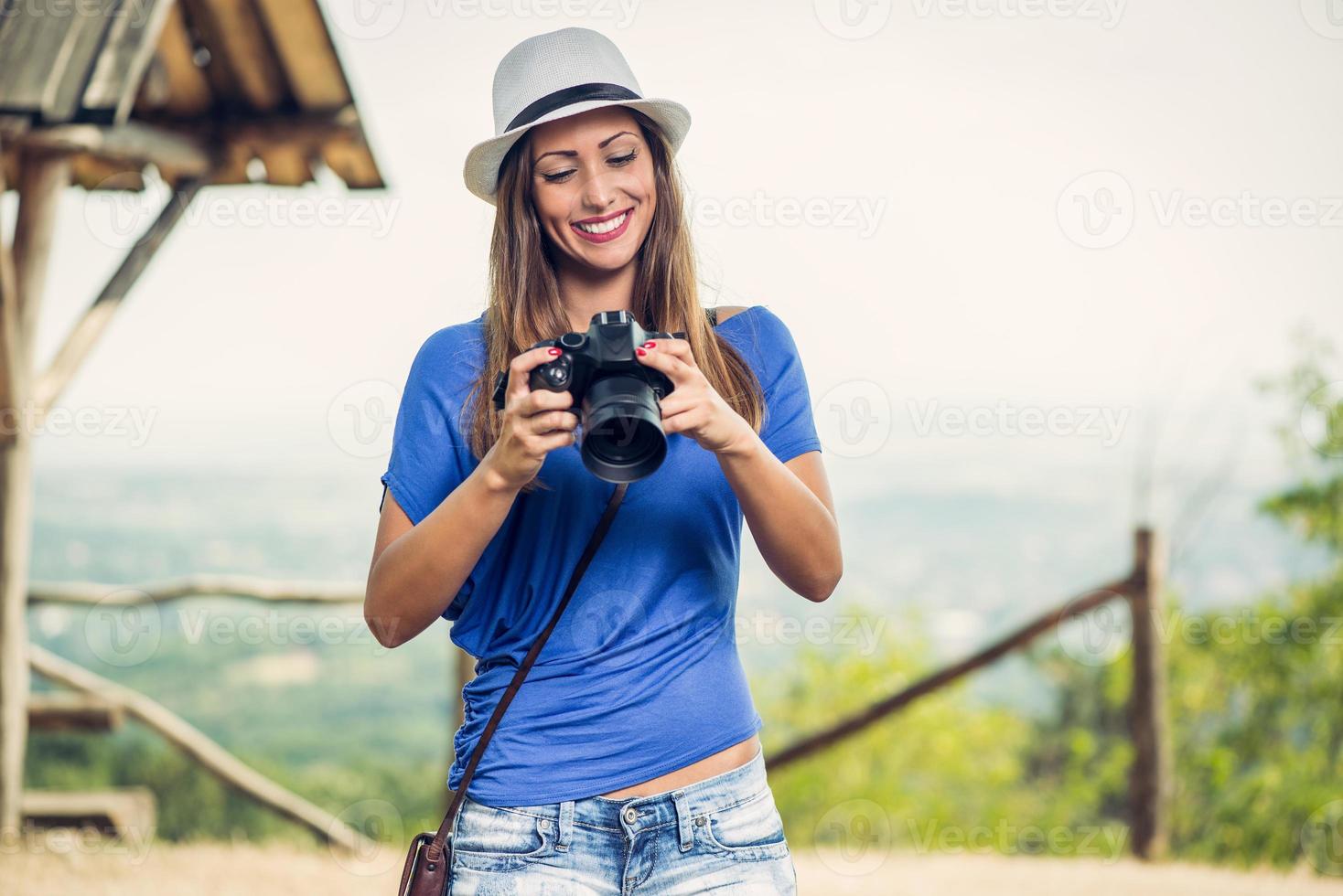 glückliches Mädchen auf Reisen foto