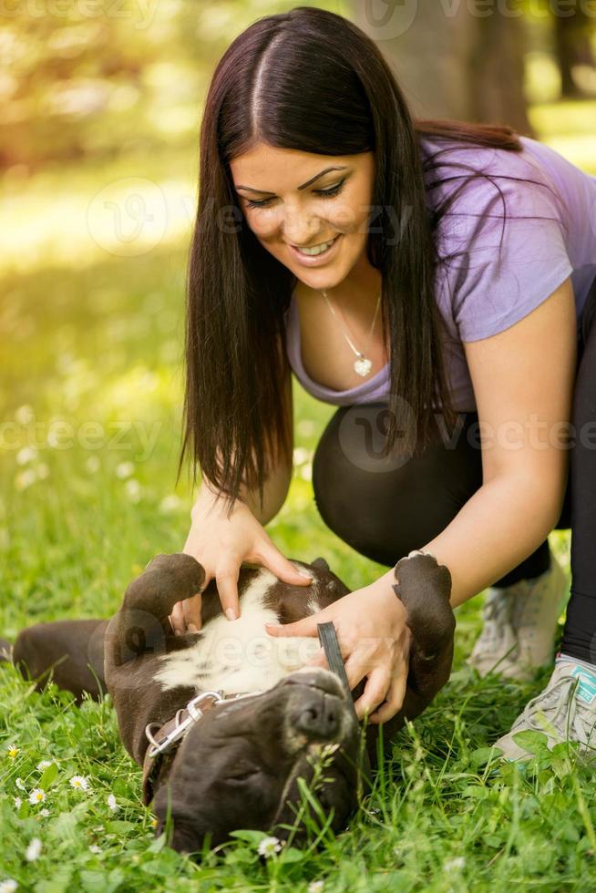 Mädchen spielt mit Hund foto