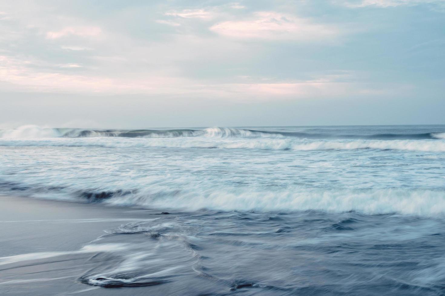 Langzeitbelichtung von Strandwellen foto