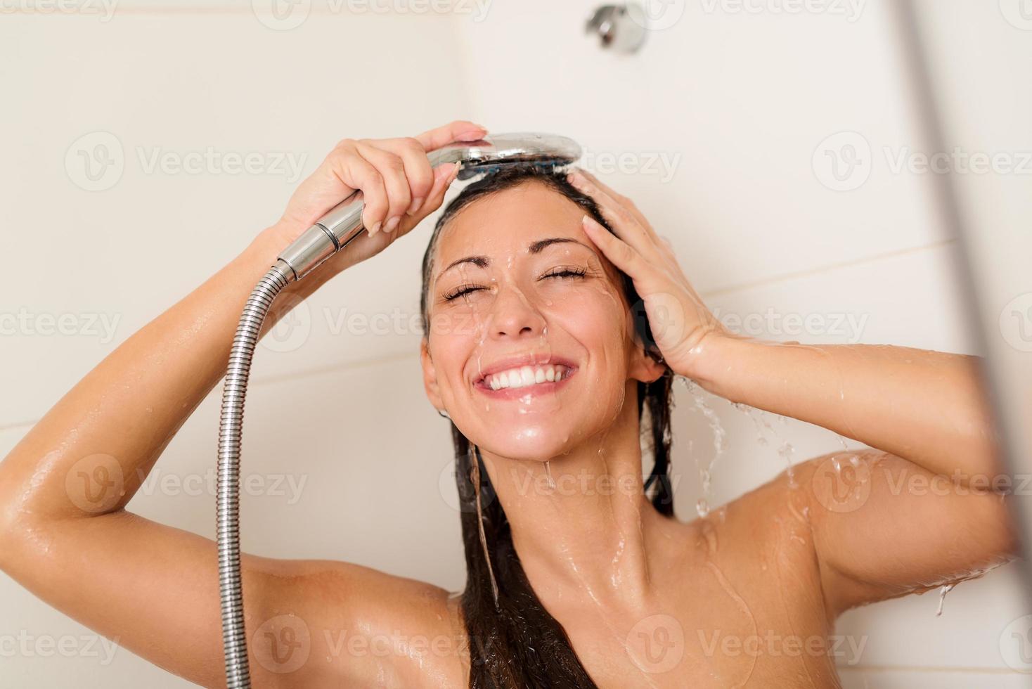 Blick auf die duschende Frau foto