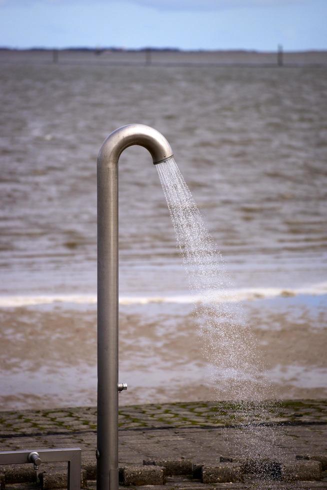 fließender Wasserhahn foto