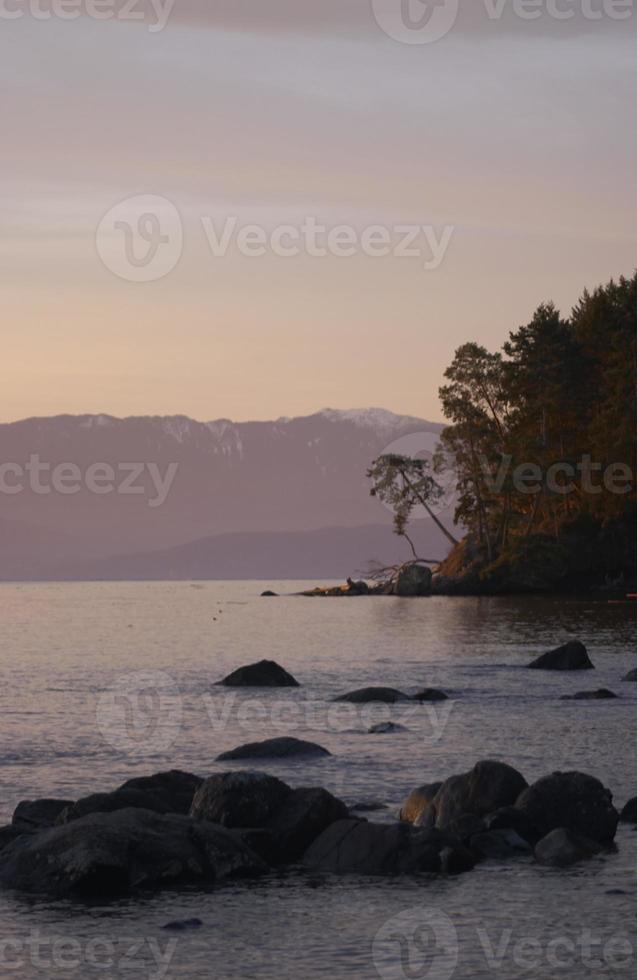 seelandschaft mit blick auf die olympischen berge foto