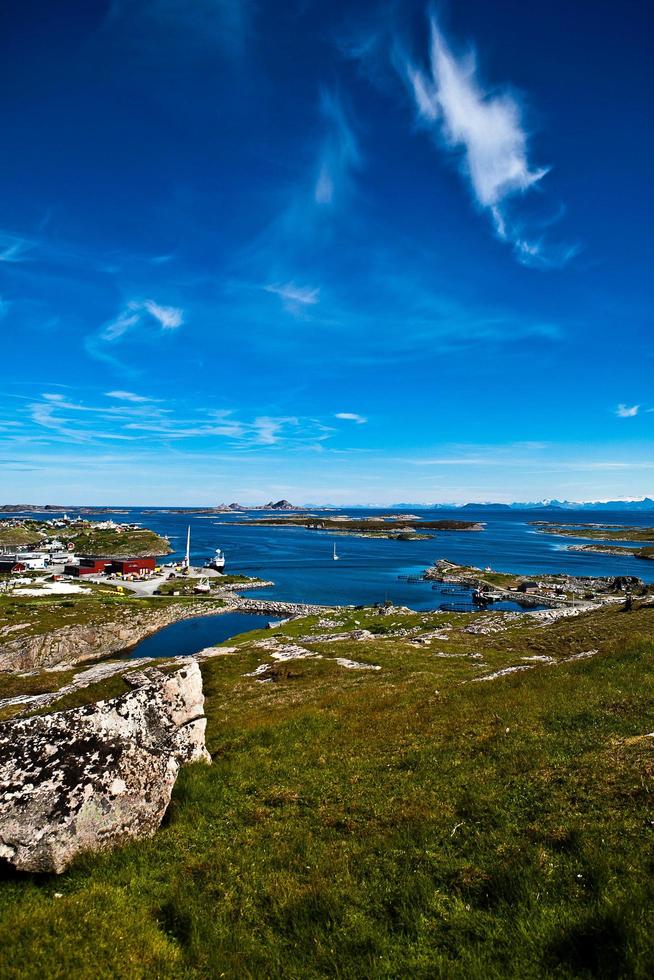 norwegische Sommerlandschaft mit Meer, grüner Wiese und tiefblauem Himmel foto