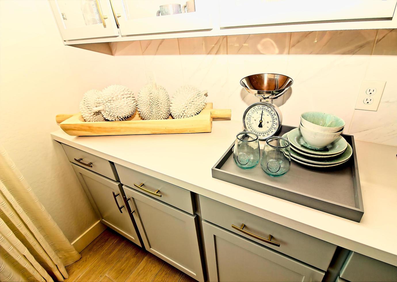 Küchenarbeitsplatte mit Dekorationsgegenständen und alter Waage foto