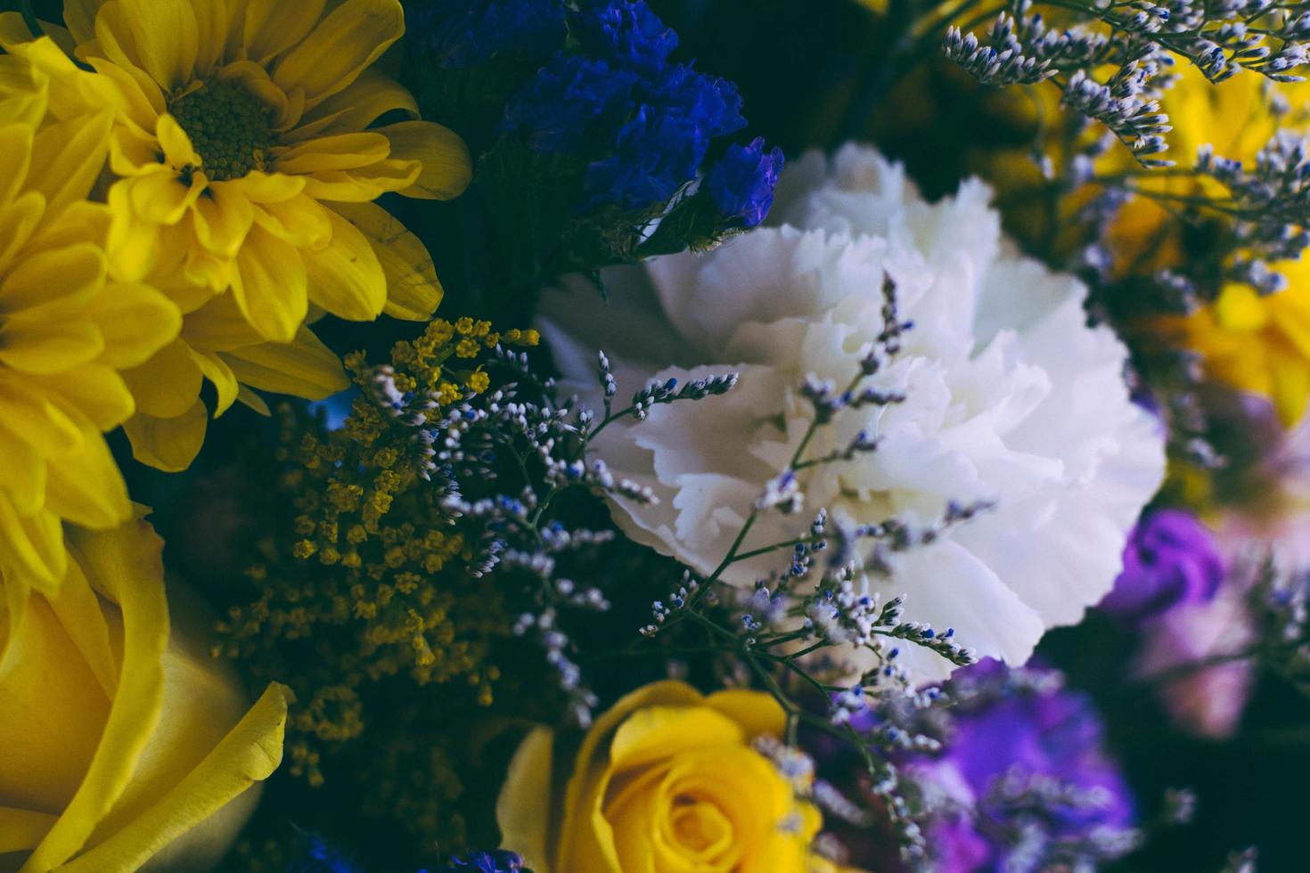 Blumenstrauß aus verschiedenfarbigen Blumen foto