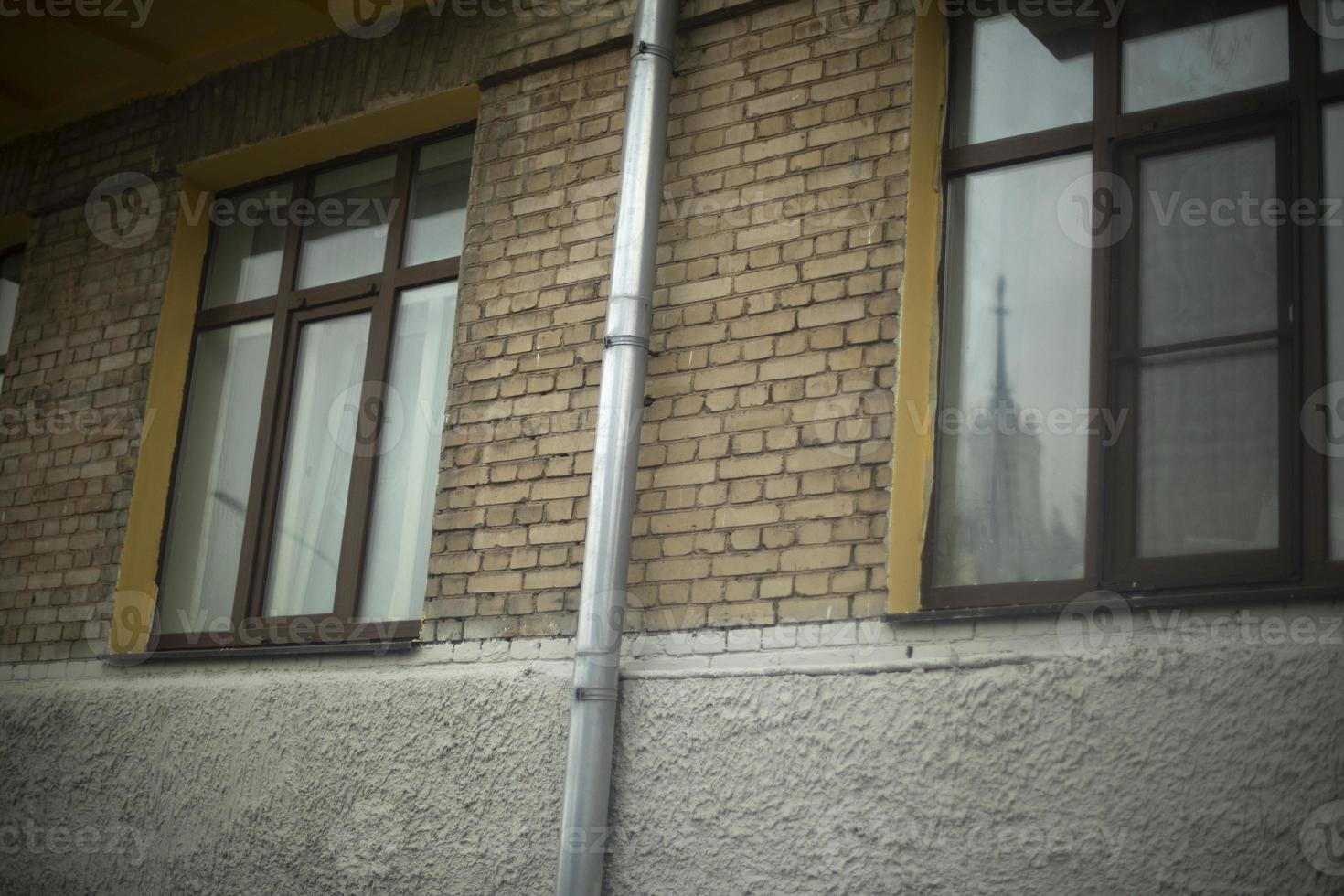 großes Fenster im alten Haus. hohes Fenster. Details der Mauer des Backsteinhauses. foto