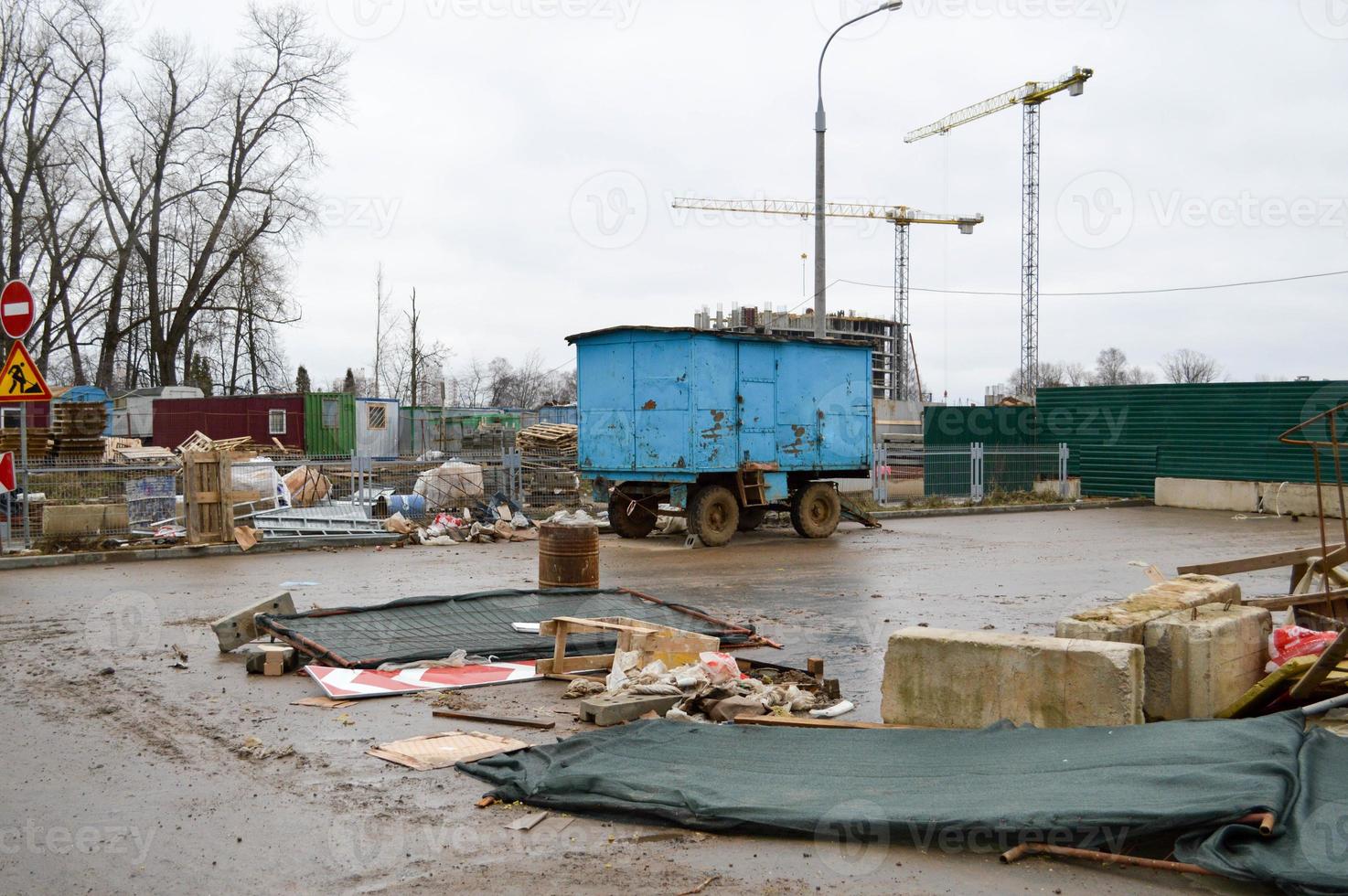 kleine temporäre Häuser von Bauarbeitern aus Containern auf einer Industriebaustelle. Blockmodulbaustadt mit Wechselhäusern für Arbeiter foto