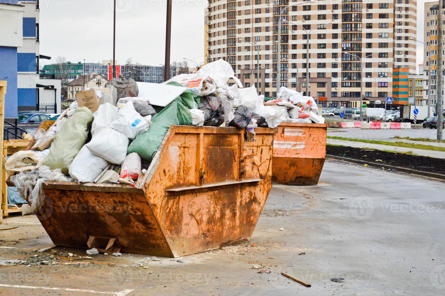 großer industrieller Mülleimer aus Eisen. ein Müllchaos mit Schmutz, mangelnder Sicherheit, unhygienischen Bedingungen und Umweltverschmutzung auf einer Industriebaustelle foto