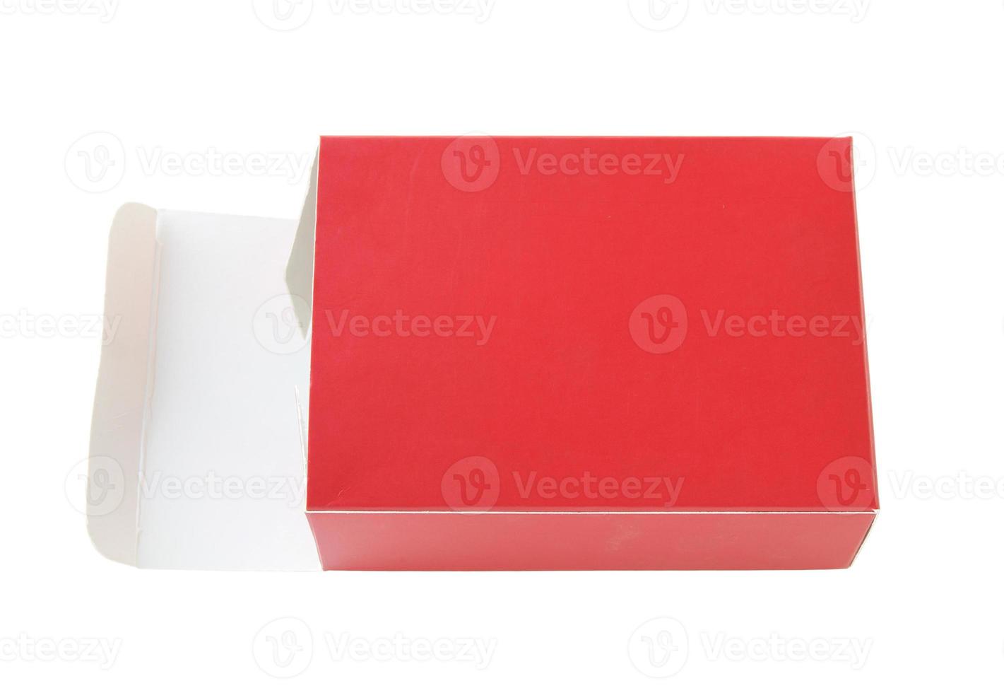 geöffneter roter Paketkasten getrennt auf Weiß mit Beschneidungspfad foto