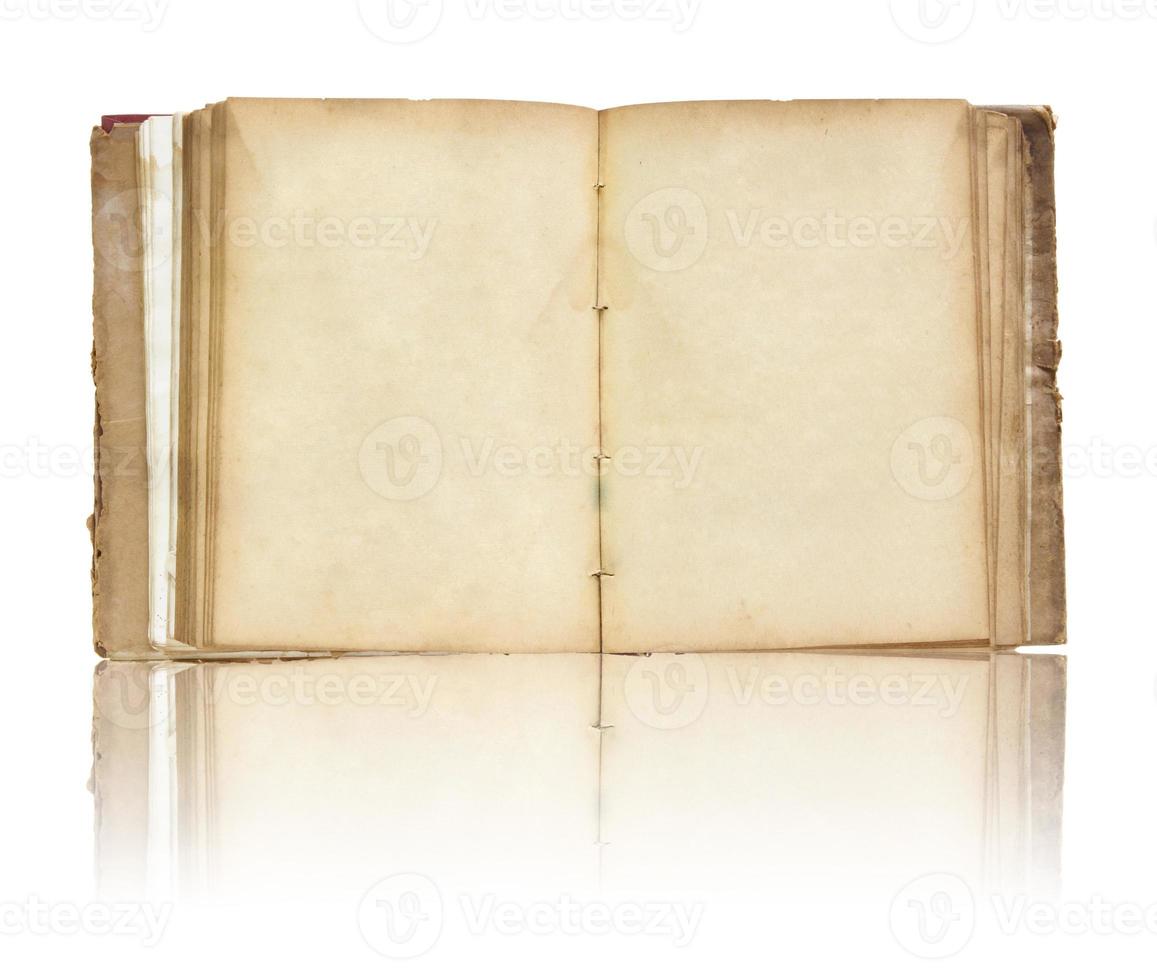 altes Buch offen auf reflektierendem Boden und weißem Hintergrund foto