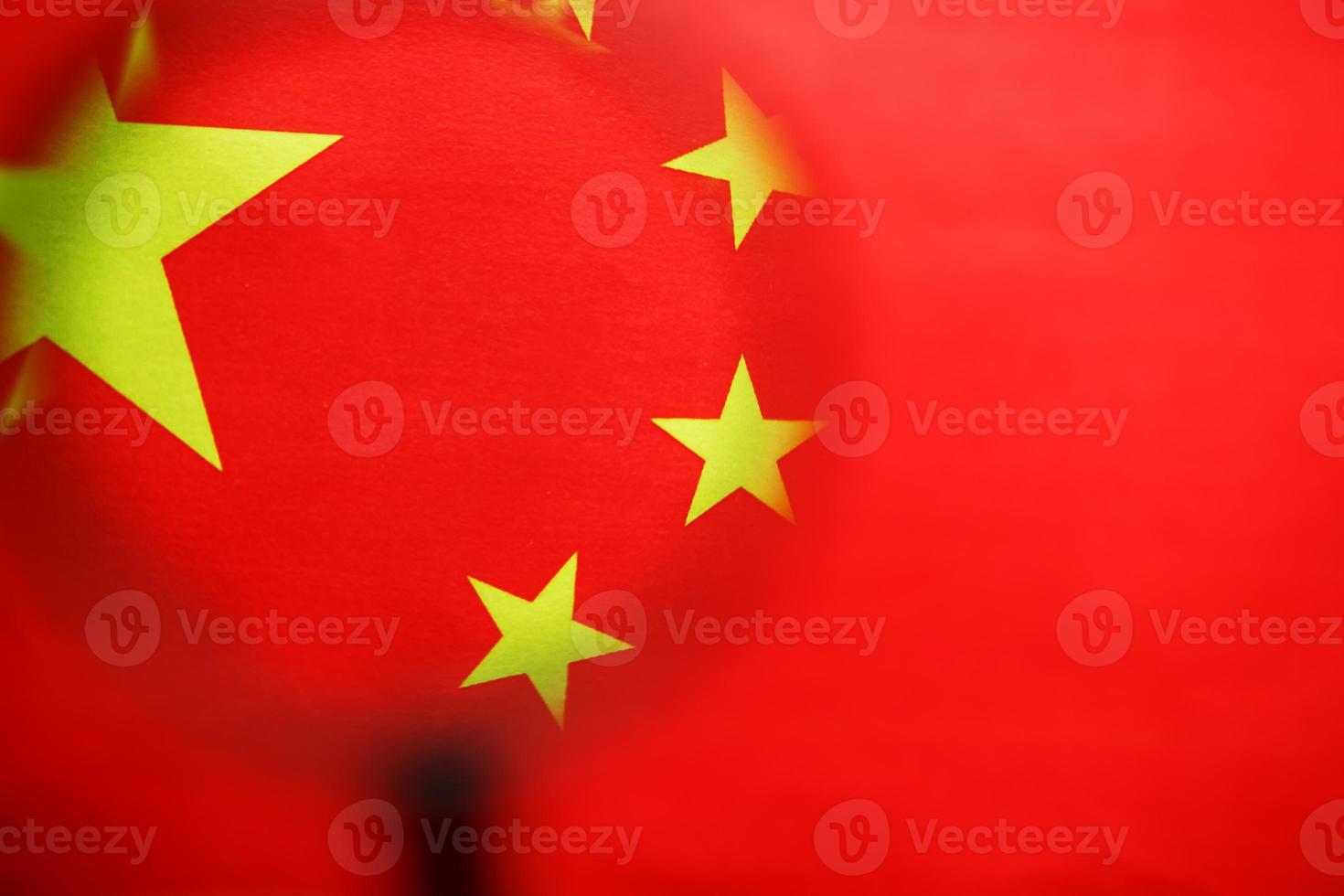 die flagge der chinesischen volksrepublik schaut durch eine lupe. das Studium der Geschichte und Kultur eines großen Landes und der Menschen in China. das Konzept des Studiums der Geographie foto