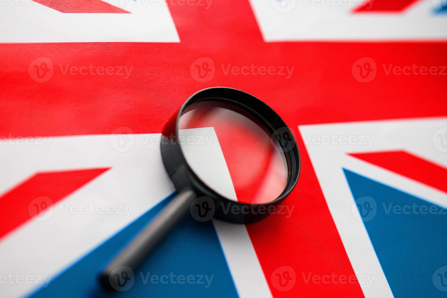 britische Flagge, die durch eine Lupe schaut. das Studium der Geschichte und Kultur der Menschen des großen Landes England. das Konzept des Studiums von Geographie, Bräuchen und der Sprache foto