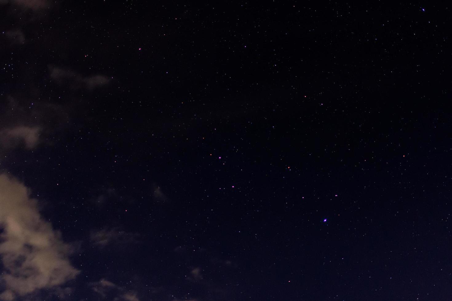 der Himmel, Wolken und Sterne in der Nacht foto