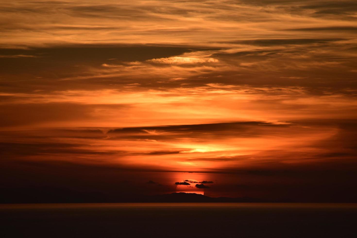 Silhouette der Wolken während der goldenen Stunde foto