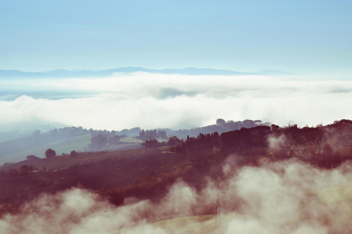 hügelige Landschaftsszene mit niedrigen Wolken foto