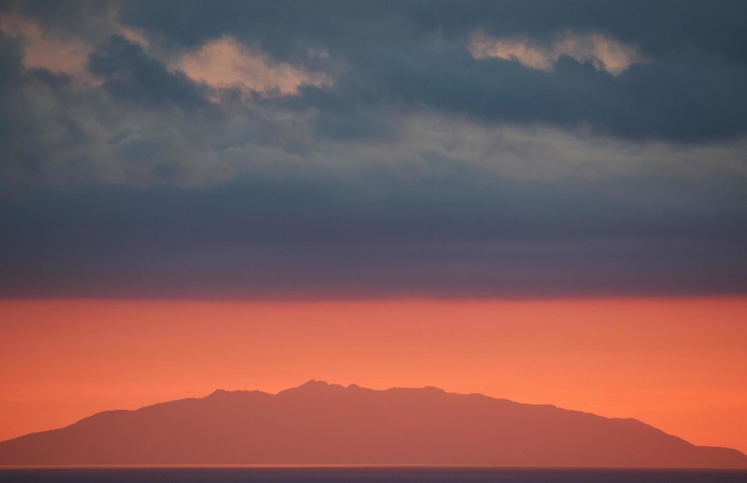 beschnittene Ansicht des Berges während des Sonnenuntergangs foto