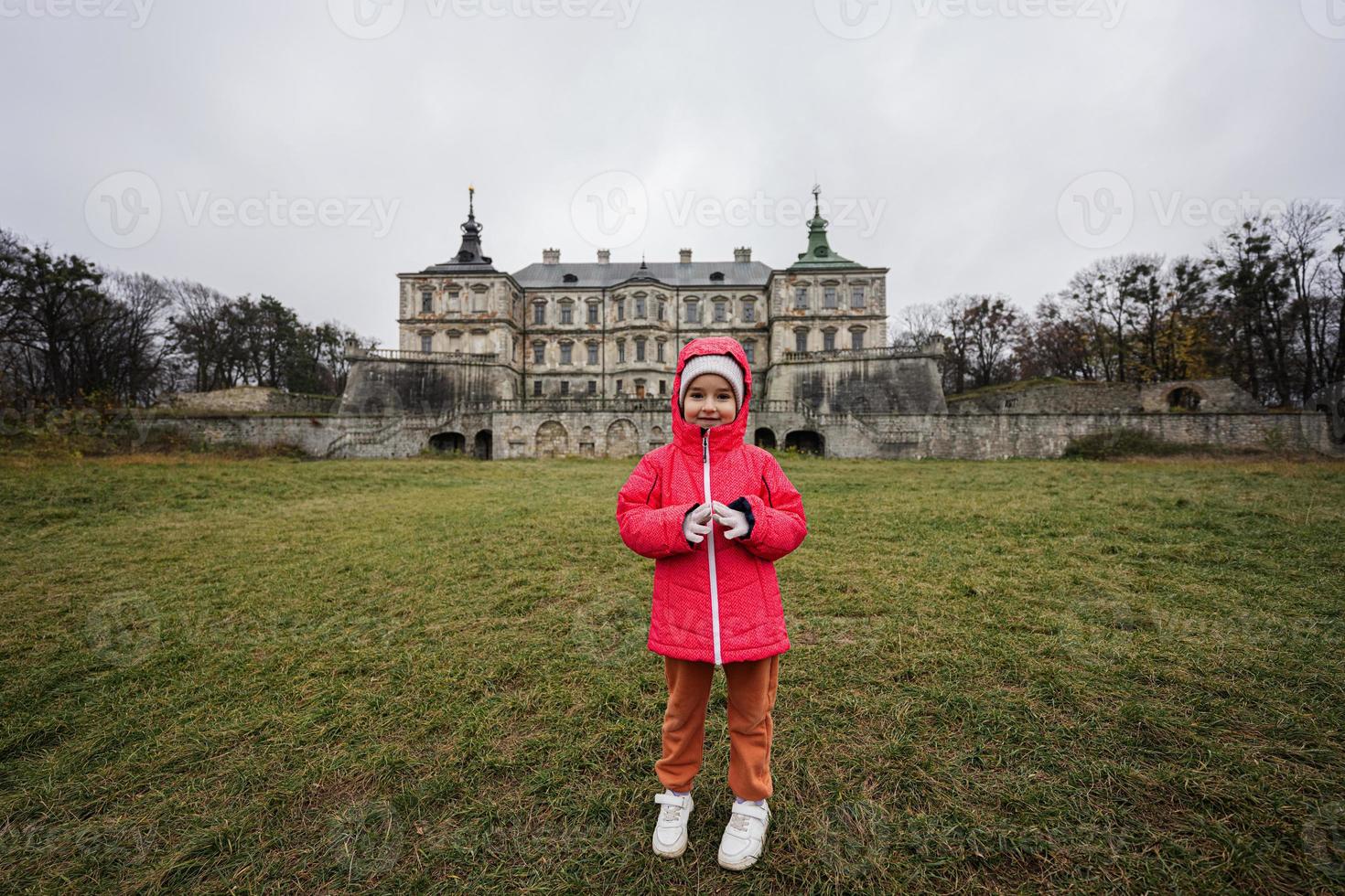 Babymädchen in Jacke besuchen Schloss Pidhirtsi, Region Lemberg, Ukraine. foto