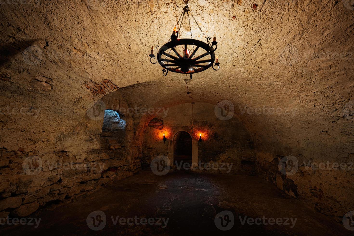 der dunkle tunnel in der katakombe der burg pidhirtsi, region lemberg, ukraine. foto