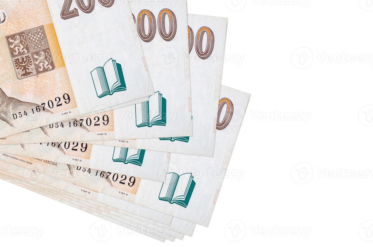 200 tschechische Korun-Scheine liegen in kleinen Bündeln oder Packungen isoliert auf Weiß. modell mit kopierraum. Geschäft und Geldwechsel foto